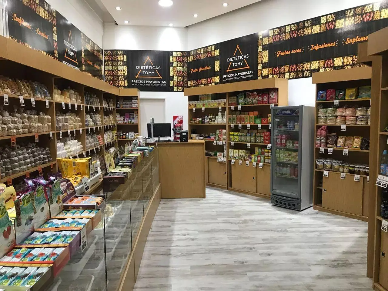 Interior de un comercio de barrio argentino gestionado con LABUR.AR